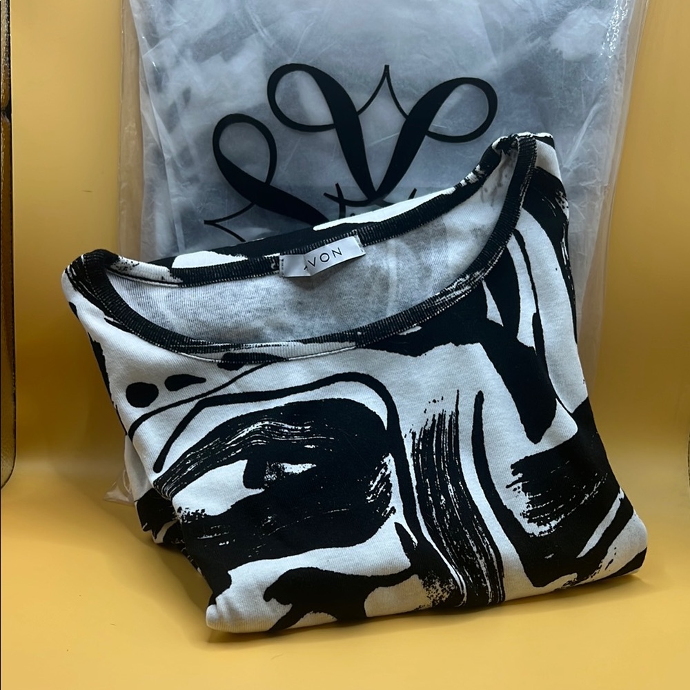 Avon Black and White Abstract Knit Top